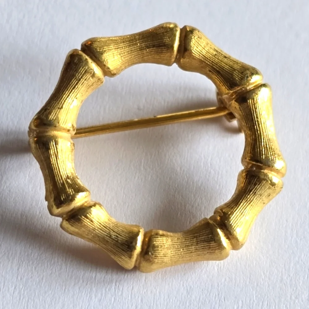 Vintage bamboo circle brooch gold tone pin